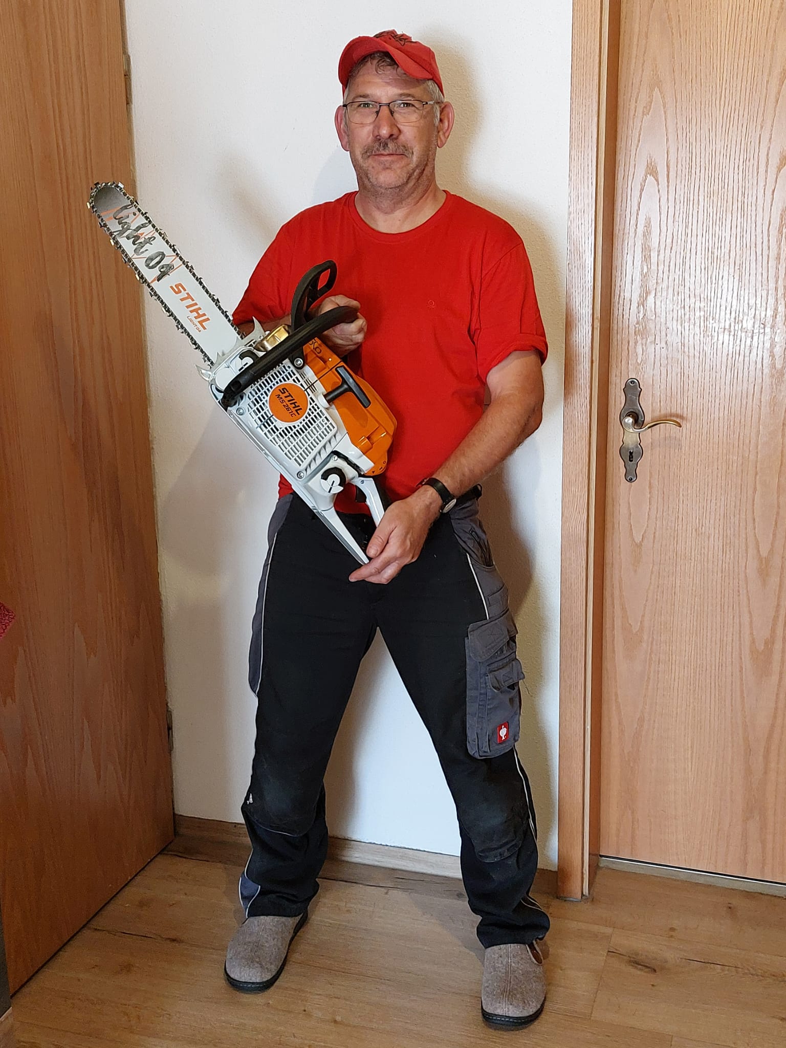 Geburtstagskind Roland Zum 50. Geburtstag fliegen Spähne. Herzlichen Glückwunsch unserem Chef.